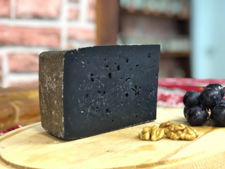 Branza maturata cu carbune Manufactura de Branza aprox 250g