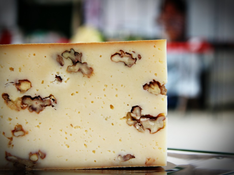 Branza maturata cu nuci in coniac Manufactura de Branza aprox 250g