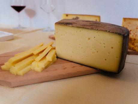 Branza maturata in vin rosu