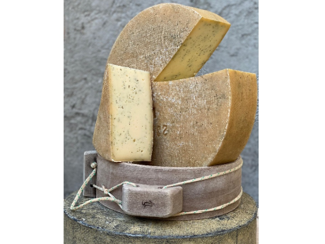 Branza maturata cu leurda Manufactura de Branza aprox 250g