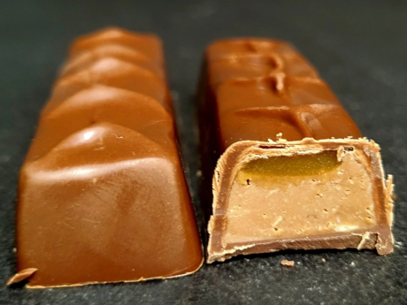 Batoane de ciocolata cu unt de arahide si caramel - Paula Ana