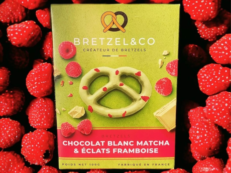 Covrigei cu ciocolata alba Matcha si bucati de Zmeura 100g - Bretzel&Co
