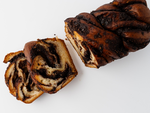 Cozonac cu ciocolată şi nucă Băcănia Rod